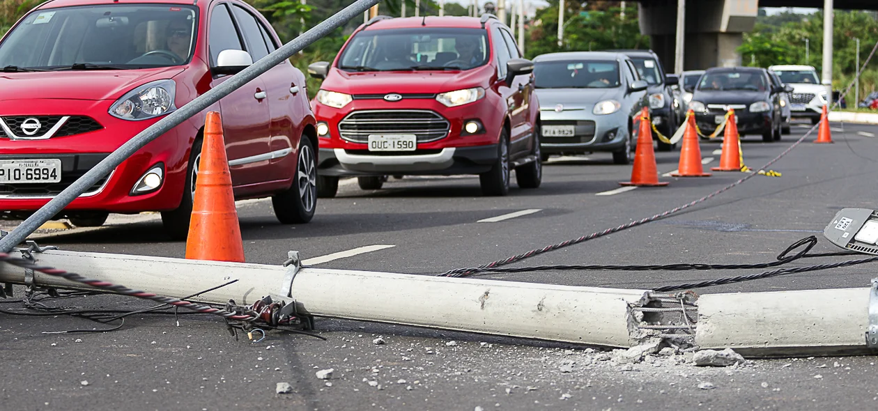 Carro derruba poste na Avenida Padre Humberto e trânsito fica complicado