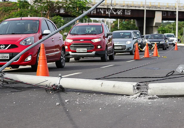 Carro derruba poste na Avenida Padre Humberto e trânsito fica complicado