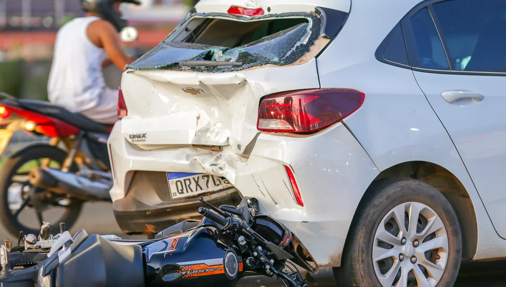 Carro ficou com a traseira destruída