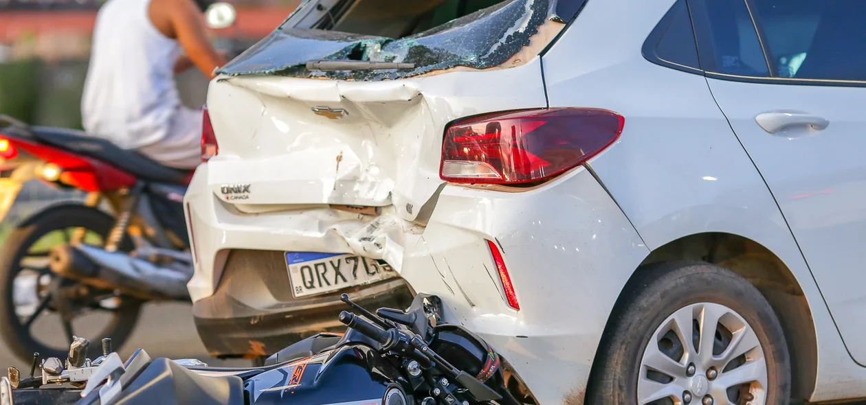 Carro ficou com a traseira destruída