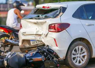 Carro ficou com a traseira destruída