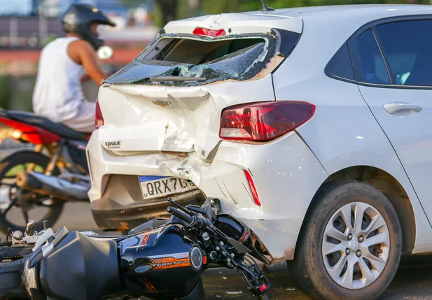 Carro ficou com a traseira destruída