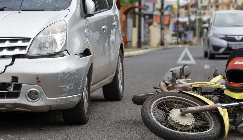 Dianteira do carro ficou destruída após a colisão