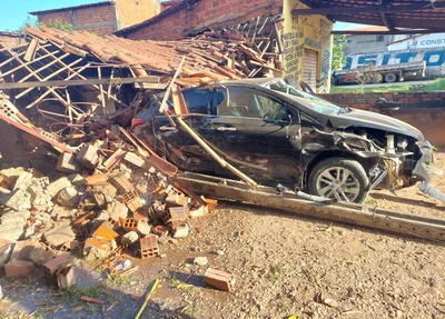Carro ficou destruído após derrubar muro