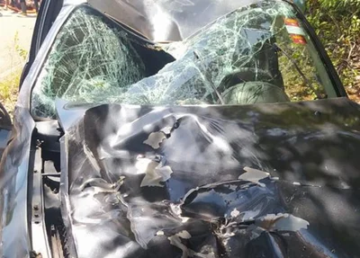 Carro ficou destruído