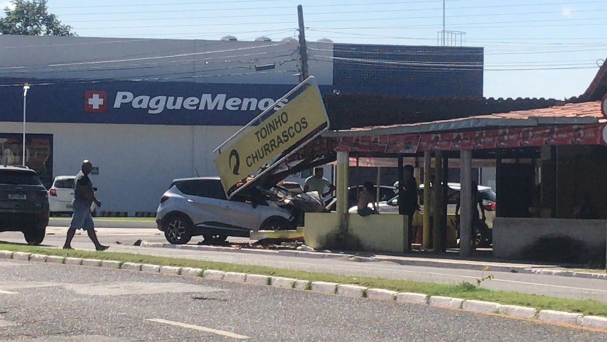 Carro invade bar na zona leste de Teresina