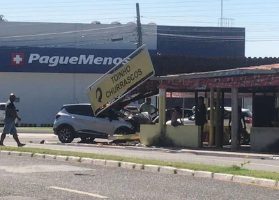 Carro invade bar na zona leste de Teresina