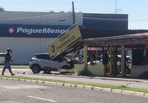 Carro invade bar na zona leste de Teresina