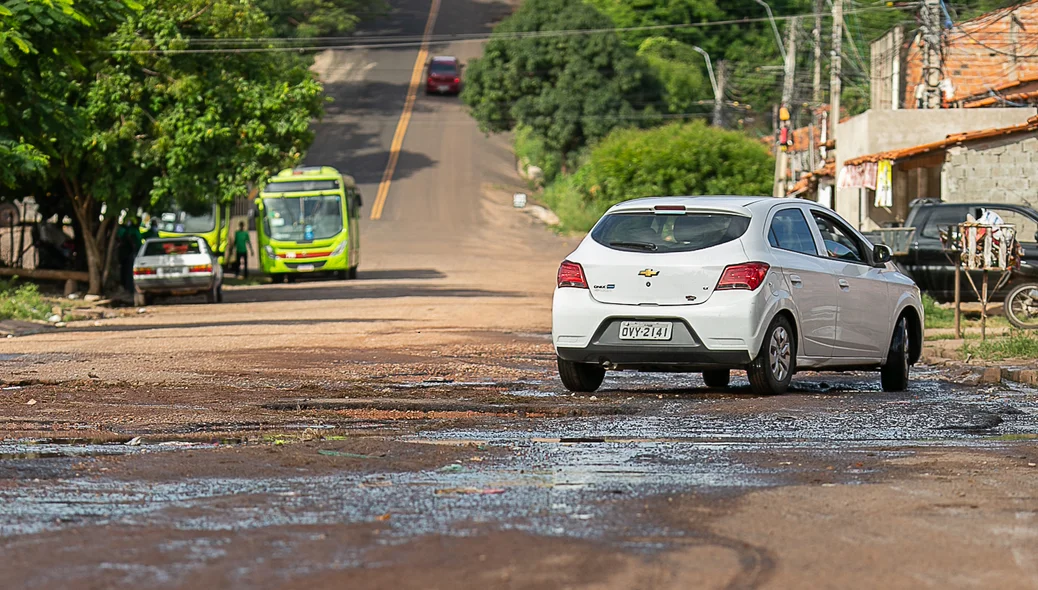 Carro muda de faixa para não cair no buraco