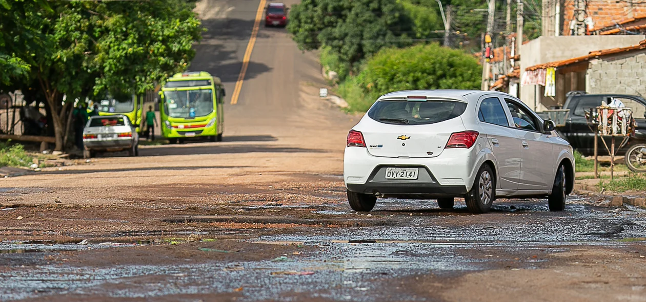 Carro muda de faixa para não cair no buraco