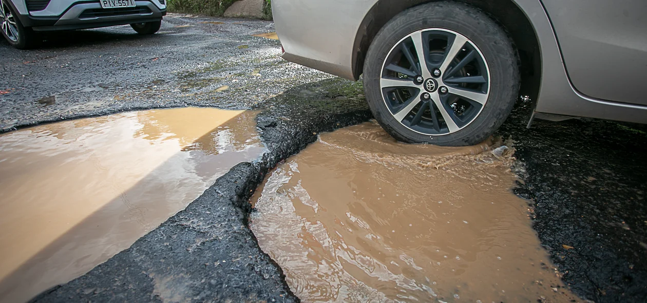 Carro passa com dificuldades pelo buraco
