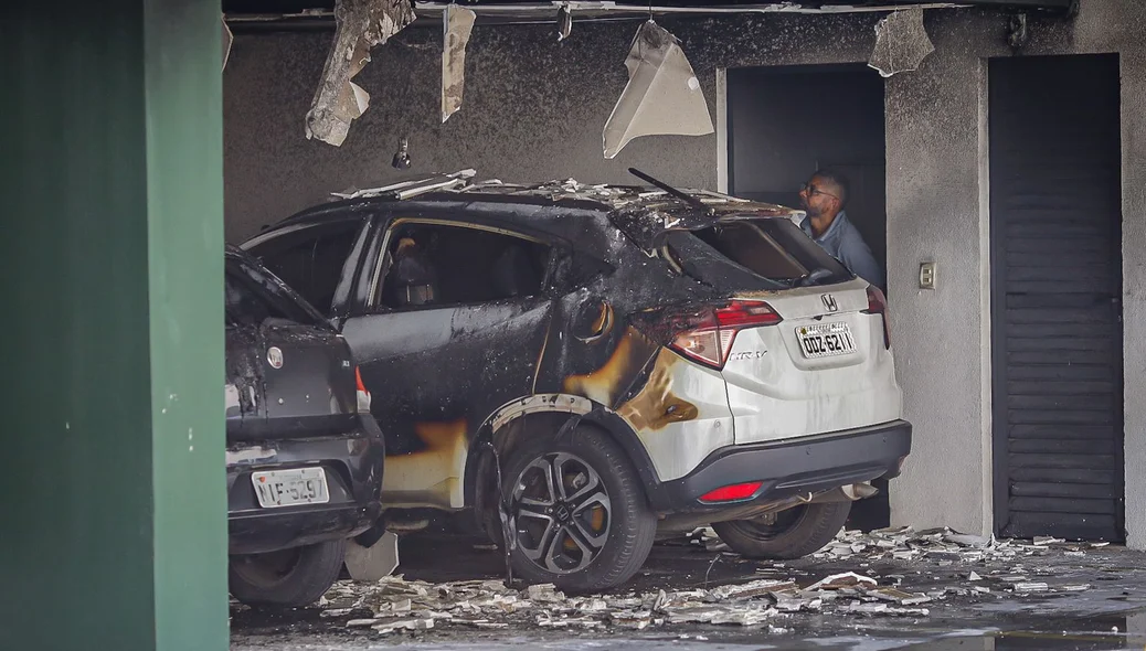 Carro queimado em estacionamento de condomínio em Teresina