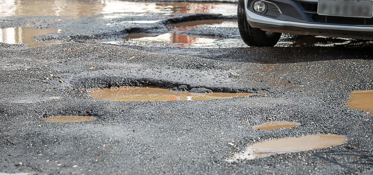 Carro tem que passar devagar do conta dos buracos
