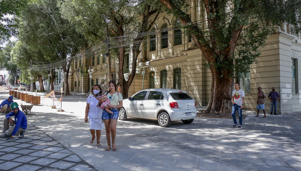 Carros continuam a transitar pela rua