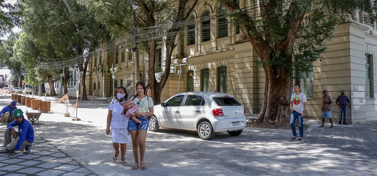 Carros continuam a transitar pela rua