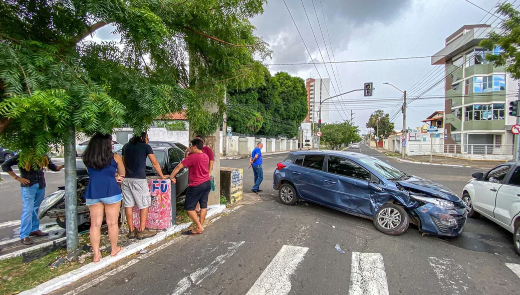 Carros ficam destruídos após colisão na zona leste de Teresina