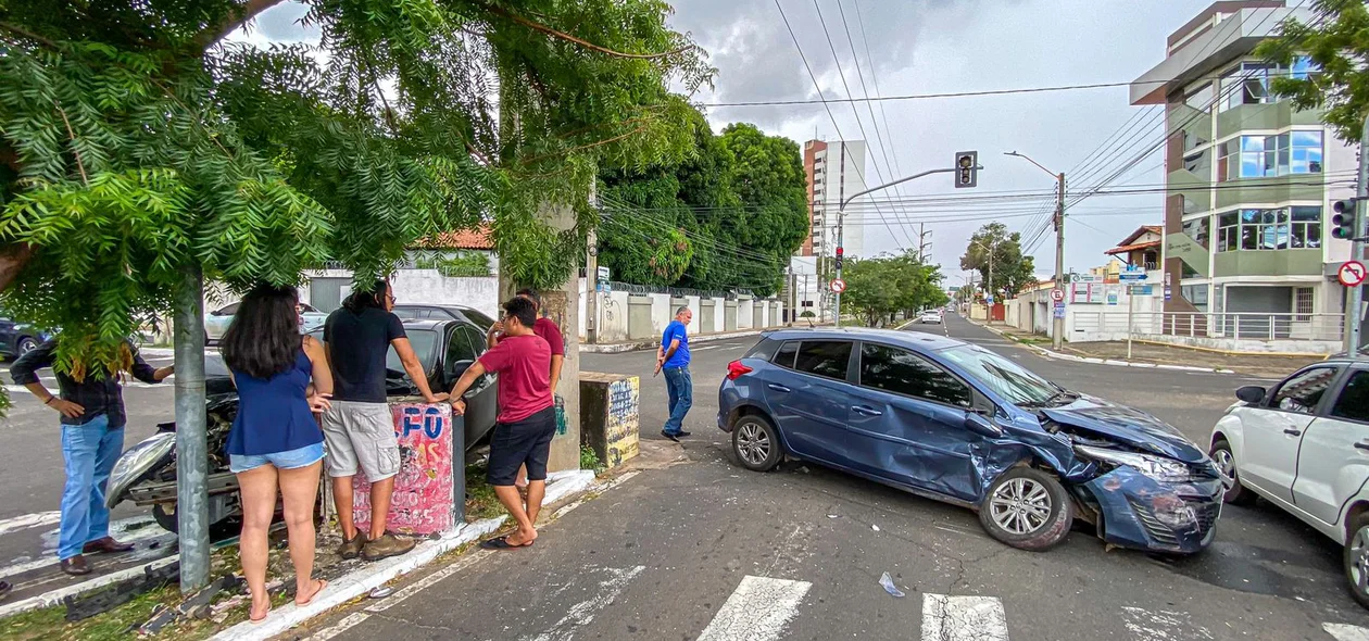 Carros ficam destruídos após colisão na zona leste de Teresina