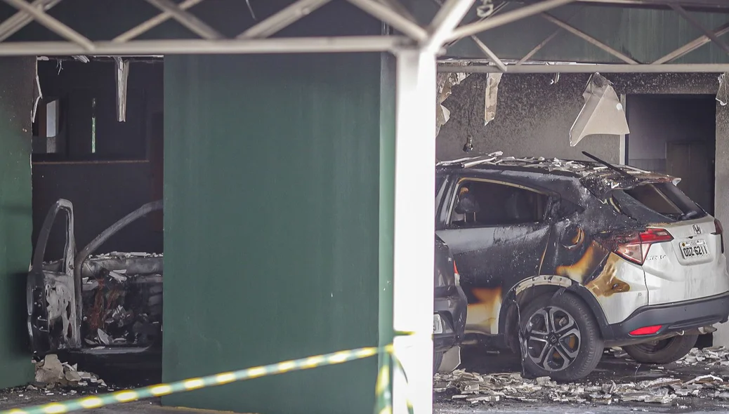 Carros ficaram destruídos após incêndio