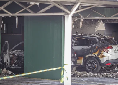 Carros ficaram destruídos após incêndio