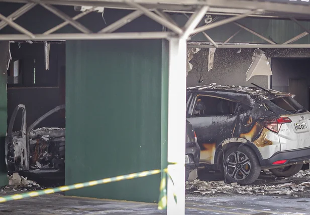 Carros ficaram destruídos após incêndio