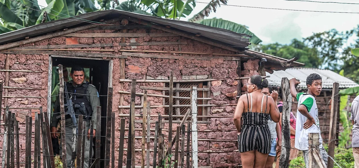 Casa onde a vítima estava sentada quando foi abordada pelos suspeitos