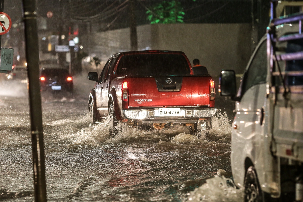 Chuvas causam alagamentos em avenidas
