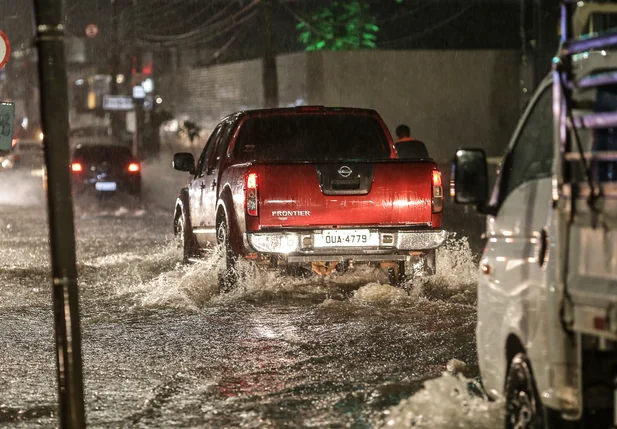 Chuvas causam alagamentos em avenidas