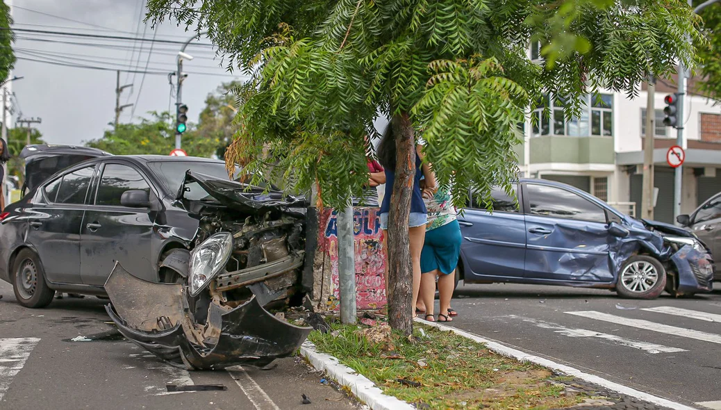 Colisão entre carros na zona leste de Teresina