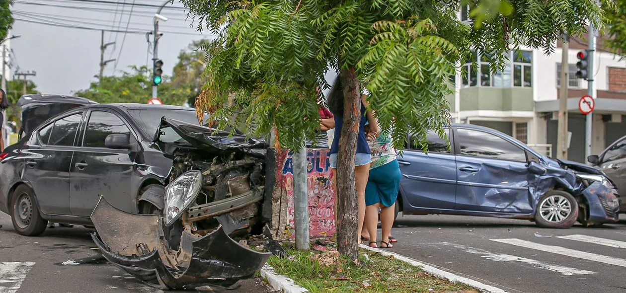 Colisão entre carros na zona leste de Teresina