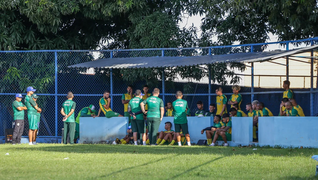 Comissão tecnica conversando com jogadores