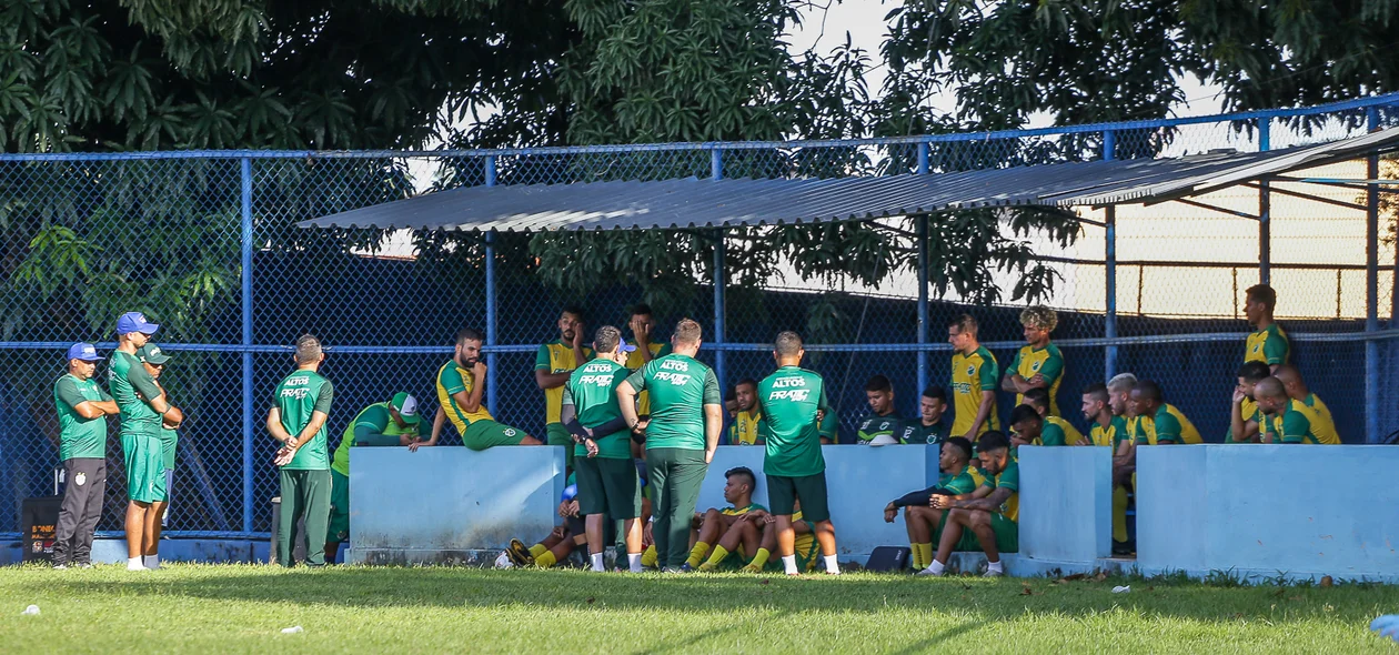Comissão tecnica conversando com jogadores