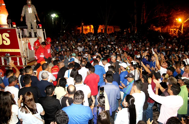Corpo do prefeito Alvimar Martins foi recebido por multidão