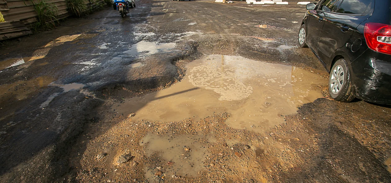 Crateras ao redor da obra do viaduto