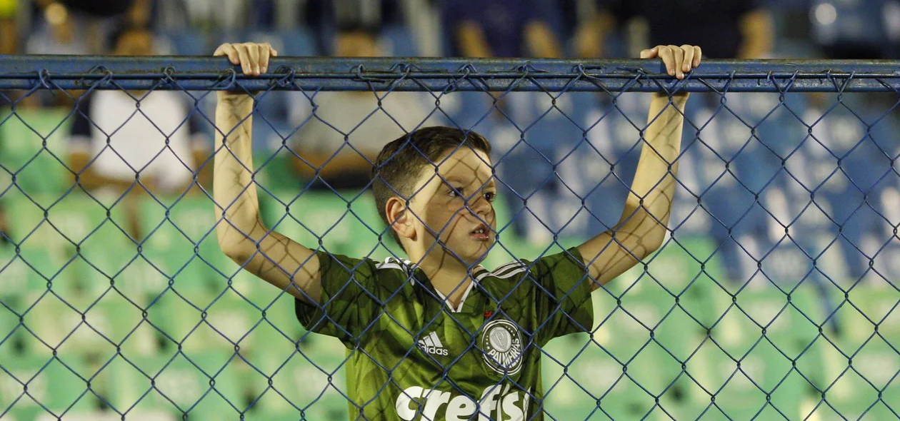 Criança acompanhando o jogo
