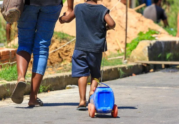 Criança saindo da reitegração de posse com seu carrinho