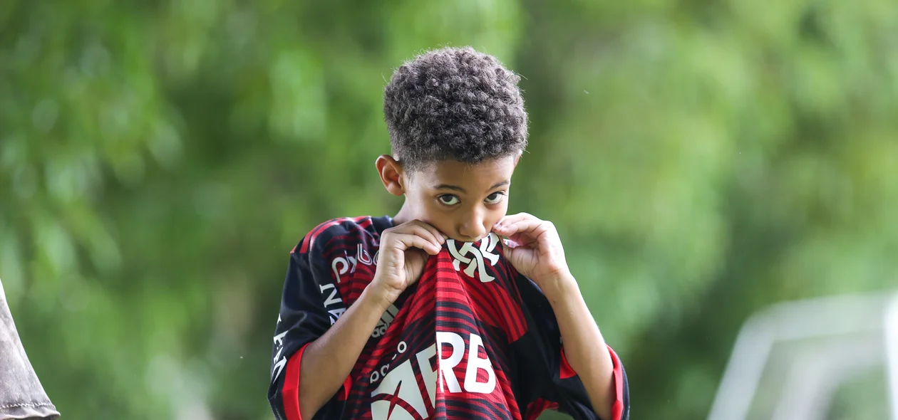 Davi beijando a camisa que ganhou