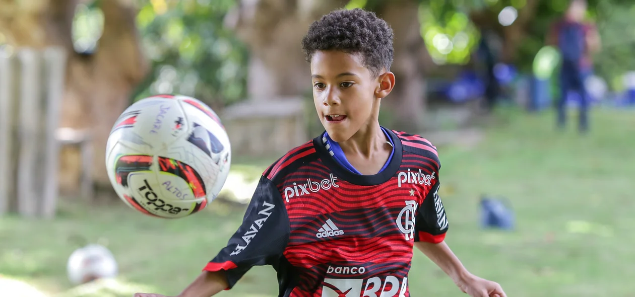 Davi Luiz jogando bola