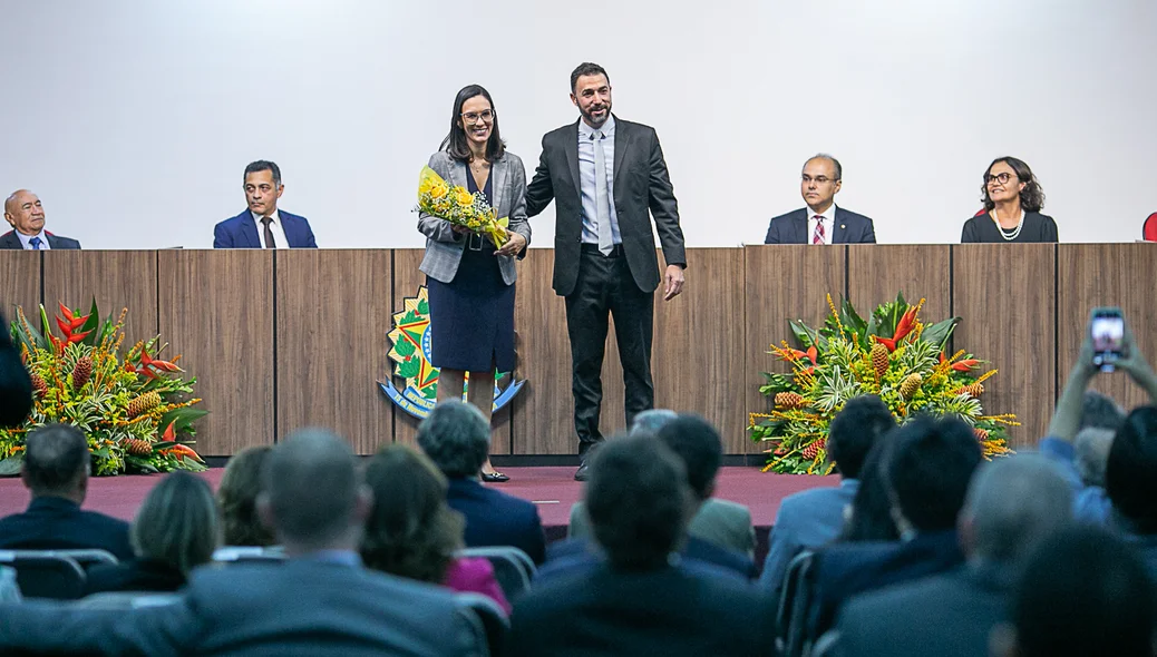 Delegado José Franco fazendo uma homenagem