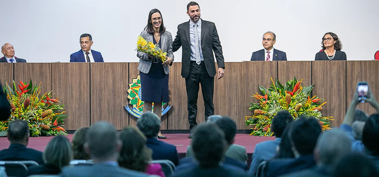 Delegado José Franco fazendo uma homenagem