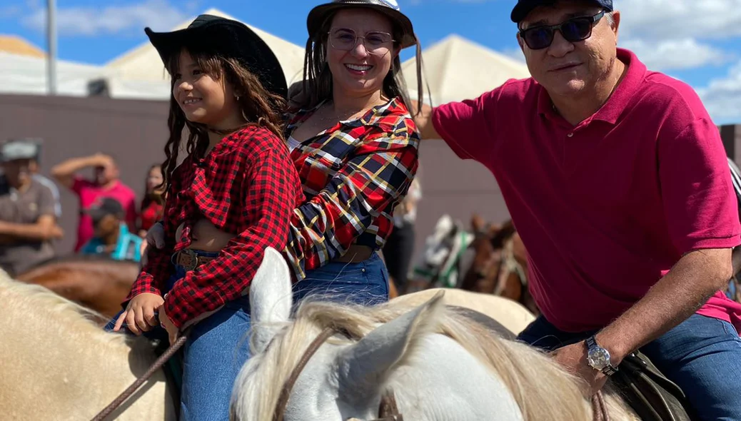 Deputado João Mádison participa de cavalgada ao lado da prefeita Gabriela Coelho