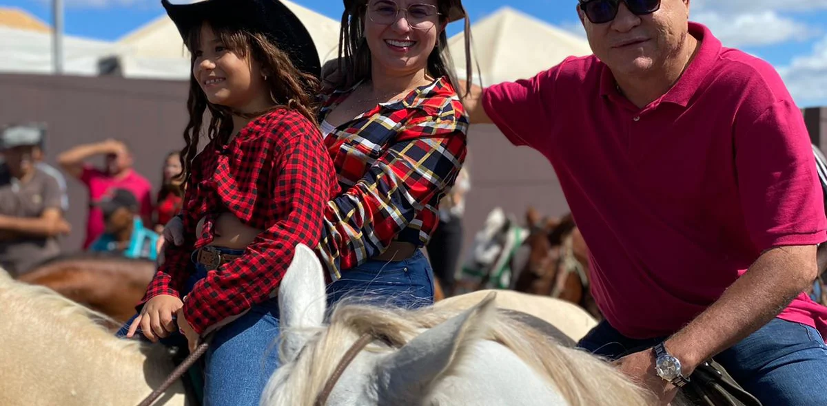 Deputado João Mádison participa de cavalgada ao lado da prefeita Gabriela Coelho
