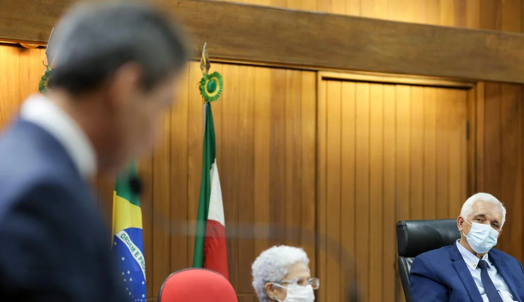 Desembargador Arnaldo Boson Paes discursando