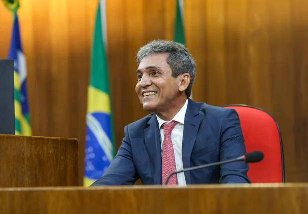Desembargador Arnaldo Boson Paes recebe título na Alepi