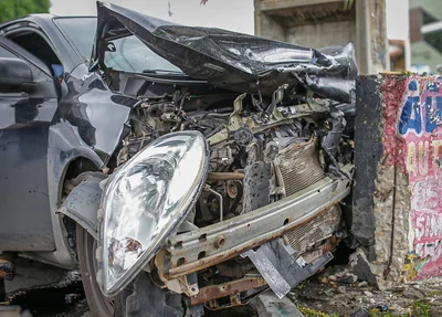 Dianteira do Nissan Versa ficou destruída