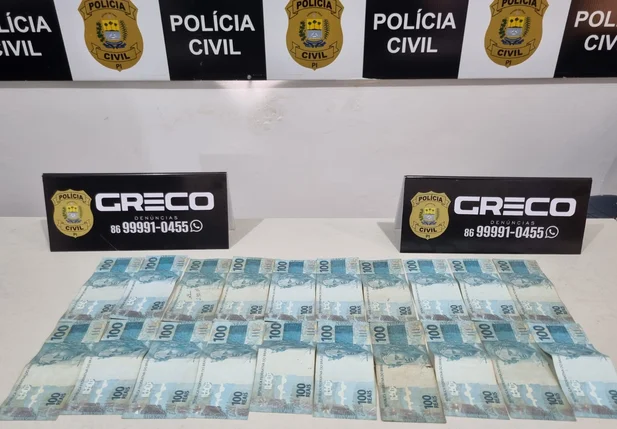 Dinheiro apreendido com a servidora