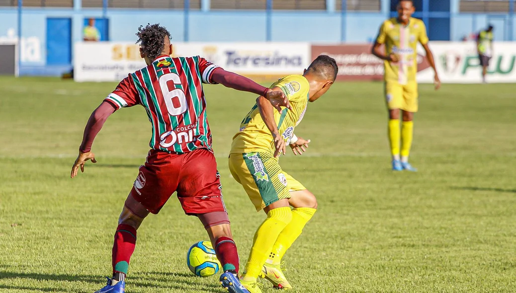 Disputa de bola entre Pacajus e Fluminense-PI