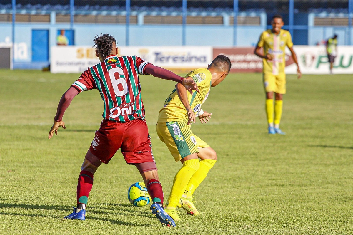 Disputa de bola entre Pacajus e Fluminense-PI
