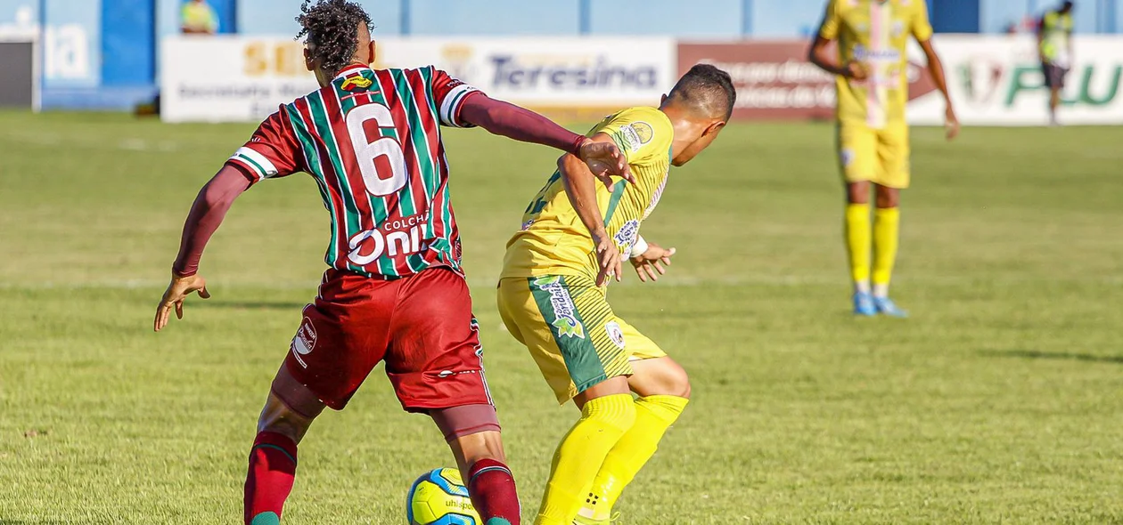 Disputa de bola entre Pacajus e Fluminense-PI