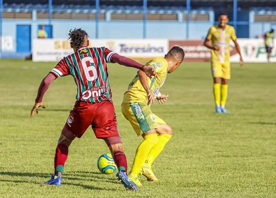 Disputa de bola entre Pacajus e Fluminense-PI