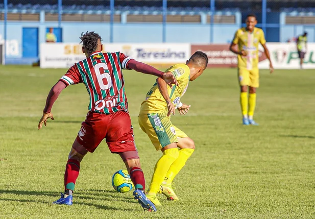 Disputa de bola entre Pacajus e Fluminense-PI